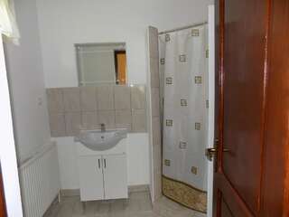 Гостевой дом Casa de vacanta Zsenik Vendeghaz Совата Трехместный номер с собственной ванной комнатой-10