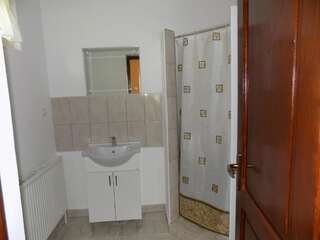 Гостевой дом Casa de vacanta Zsenik Vendeghaz Совата Трехместный номер с собственной ванной комнатой-13